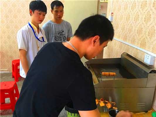 魅力小吃培訓學員鐵板燒現場制作案例