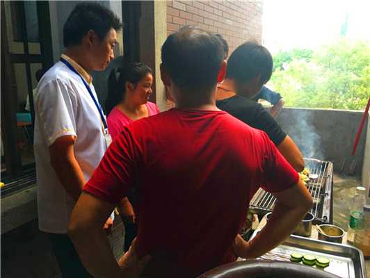 魅力小吃培訓學員燒烤操作技巧講解現場案例