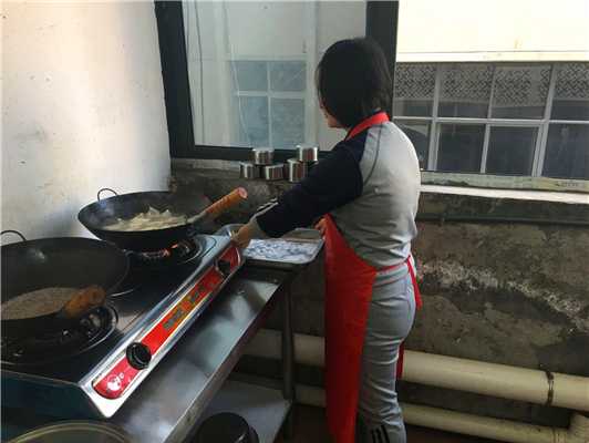 魅力小吃培訓學員大娘水餃制作實操現場案例