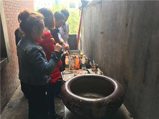 魅力小吃培訓(xùn)學(xué)員特色燒烤培訓(xùn)實(shí)操現(xiàn)場案例