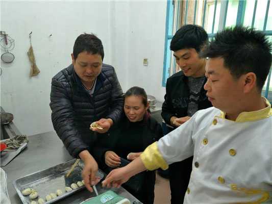 魅力小吃培訓學員小吃培訓師傅指導蒸餃制作現場案例