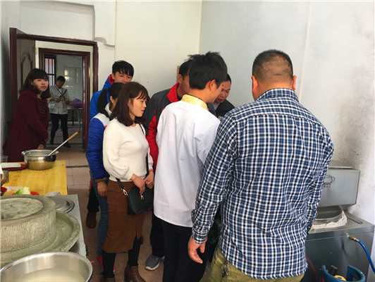 魅力小吃培訓學員廣東腸粉培訓間小吃培訓師傅指導學員實操案例