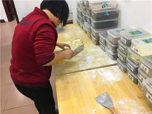 魅力小吃培訓(xùn)學(xué)員沙縣小吃之餛飩皮現(xiàn)場制作案例