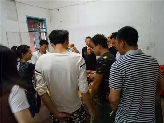 魅力小吃培訓(xùn)學(xué)員特色烤魚實(shí)操學(xué)員品嘗烤魚現(xiàn)場案例