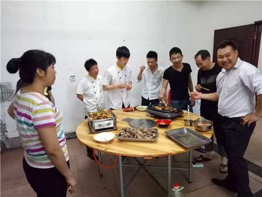 魅力小吃培訓(xùn)學(xué)員多名學(xué)員初次烤魚成功品嘗烤魚現(xiàn)場案例