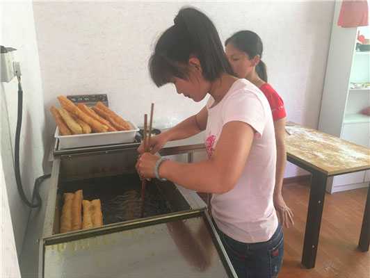 魅力小吃培訓學員油炸油條實踐現場案例