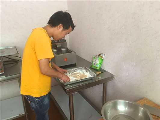 魅力小吃培訓(xùn)學(xué)員轟炸大魷魚實踐操作現(xiàn)場案例
