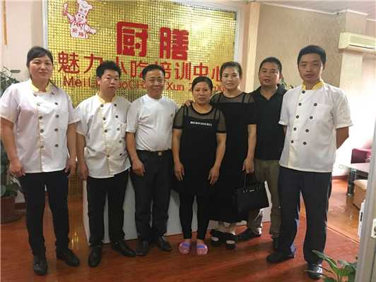 魅力小吃培訓(xùn)學(xué)員特色小吃培訓(xùn)班學(xué)員畢業(yè)合影案例