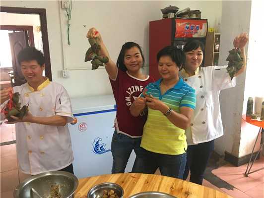 魅力小吃培訓學員端午節與培訓學校師傅一起包粽子