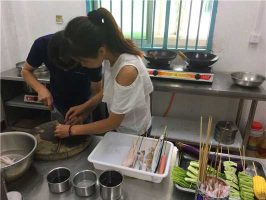 魅力小吃培訓(xùn)學(xué)員肉類燒烤備料實踐操作現(xiàn)場案例
