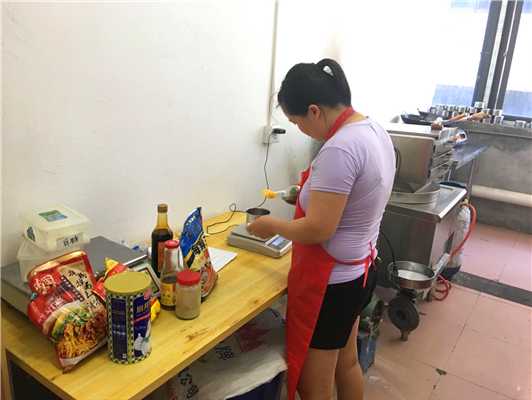 魅力小吃培訓學員廣東炒粉實踐操作現場案例