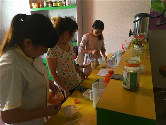 魅力小吃培訓學員珍珠奶茶學習調制實操現場案例