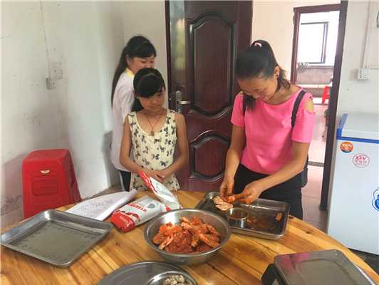 魅力小吃培訓(xùn)學(xué)員炸雞漢堡實踐操作現(xiàn)場案例
