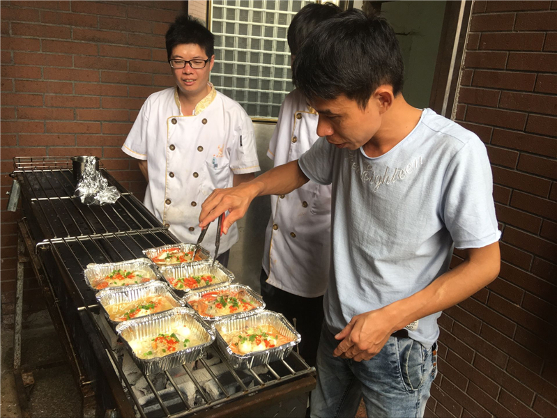 魅力小吃培訓(xùn)學(xué)員錫紙燒烤指導(dǎo)操作現(xiàn)場(chǎng)案例
