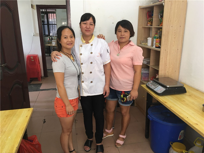 魅力小吃培訓(xùn)學(xué)員小吃培訓(xùn)學(xué)習(xí)完成同師傅合影案例