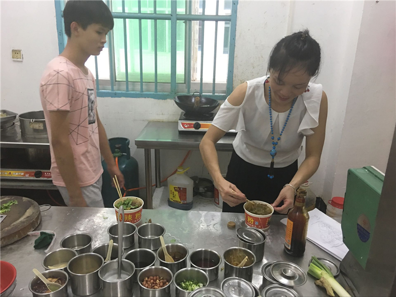 魅力小吃培訓學員酸辣粉制作實踐操作現場案例