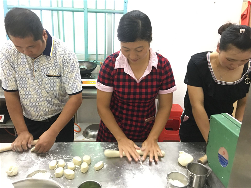 多名魅力小吃培訓學員共同實踐做包子現場案例