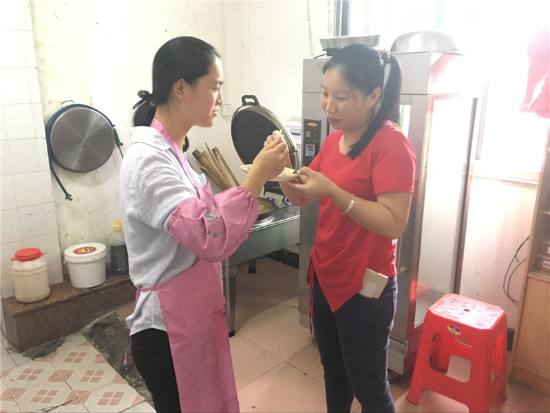 魅力小吃培訓學員品嘗剛出爐的腸粉現場案例