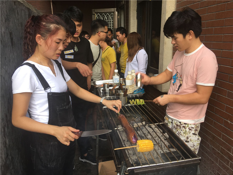 魅力小吃培訓學員夜宵燒烤培訓烤茄子實操中案例