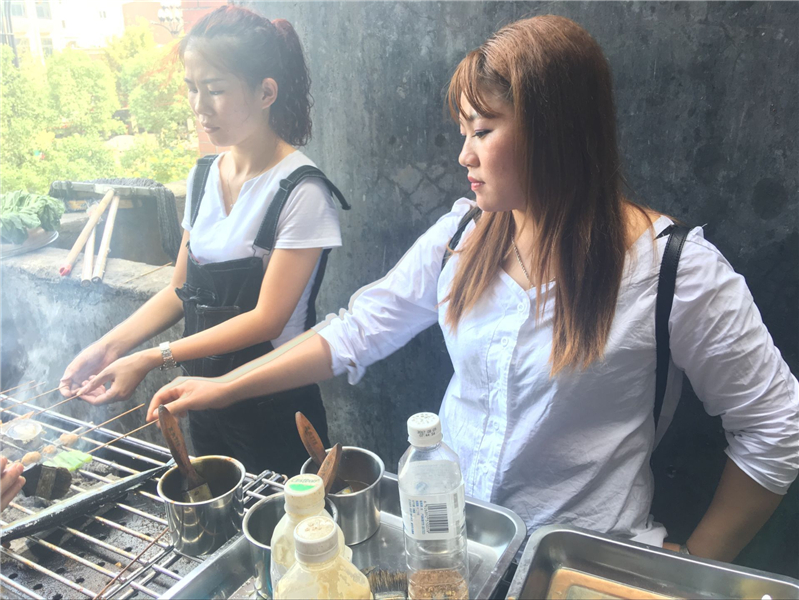 魅力小吃培訓學員女學員正在烤燒烤實踐案例