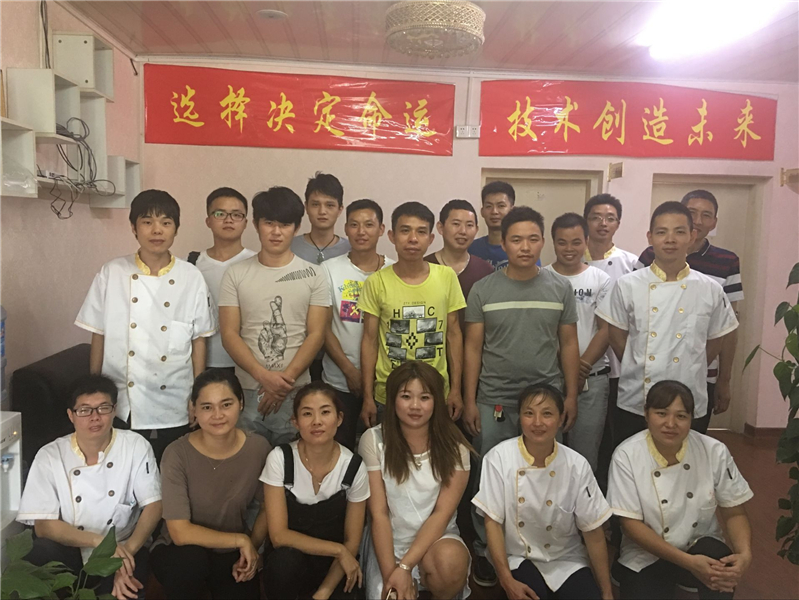 魅力小吃餅類及粉面系列培訓(xùn)學(xué)員畢業(yè)合影