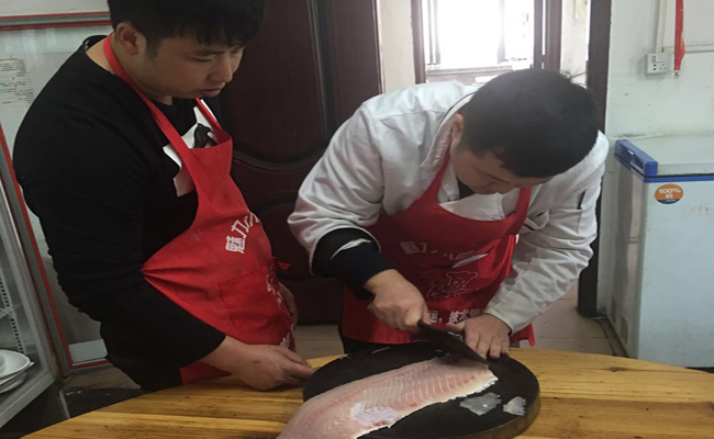 新學(xué)員小吃培訓(xùn)師傅教學(xué)脆魚制作現(xiàn)場