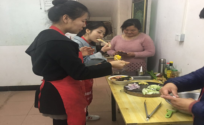 學員品嘗小吃制作成果味道現(xiàn)場