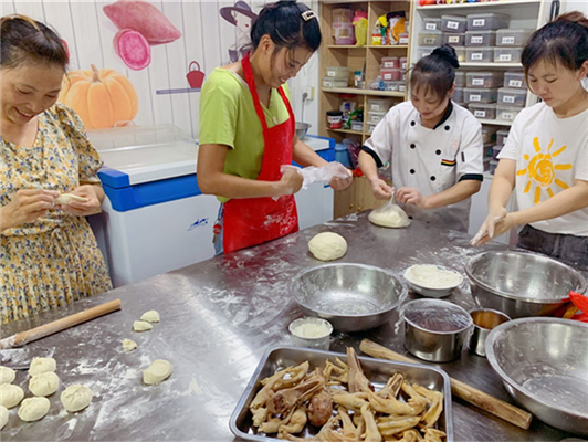 泉州多名學(xué)員學(xué)面食技術(shù)找魅力小吃現(xiàn)場