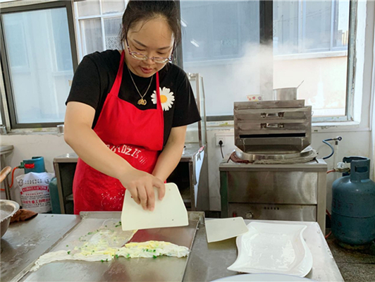泉州早餐腸粉學(xué)員學(xué)習(xí)實(shí)操現(xiàn)場